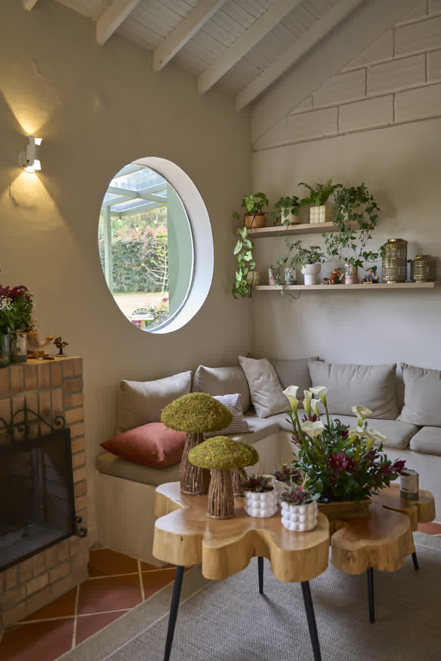 Rincón de descanso con chimenea, sofá y plantas