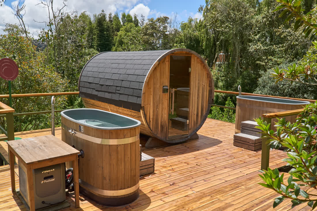Sauna de barril y tina de agua fría en el deck exterior