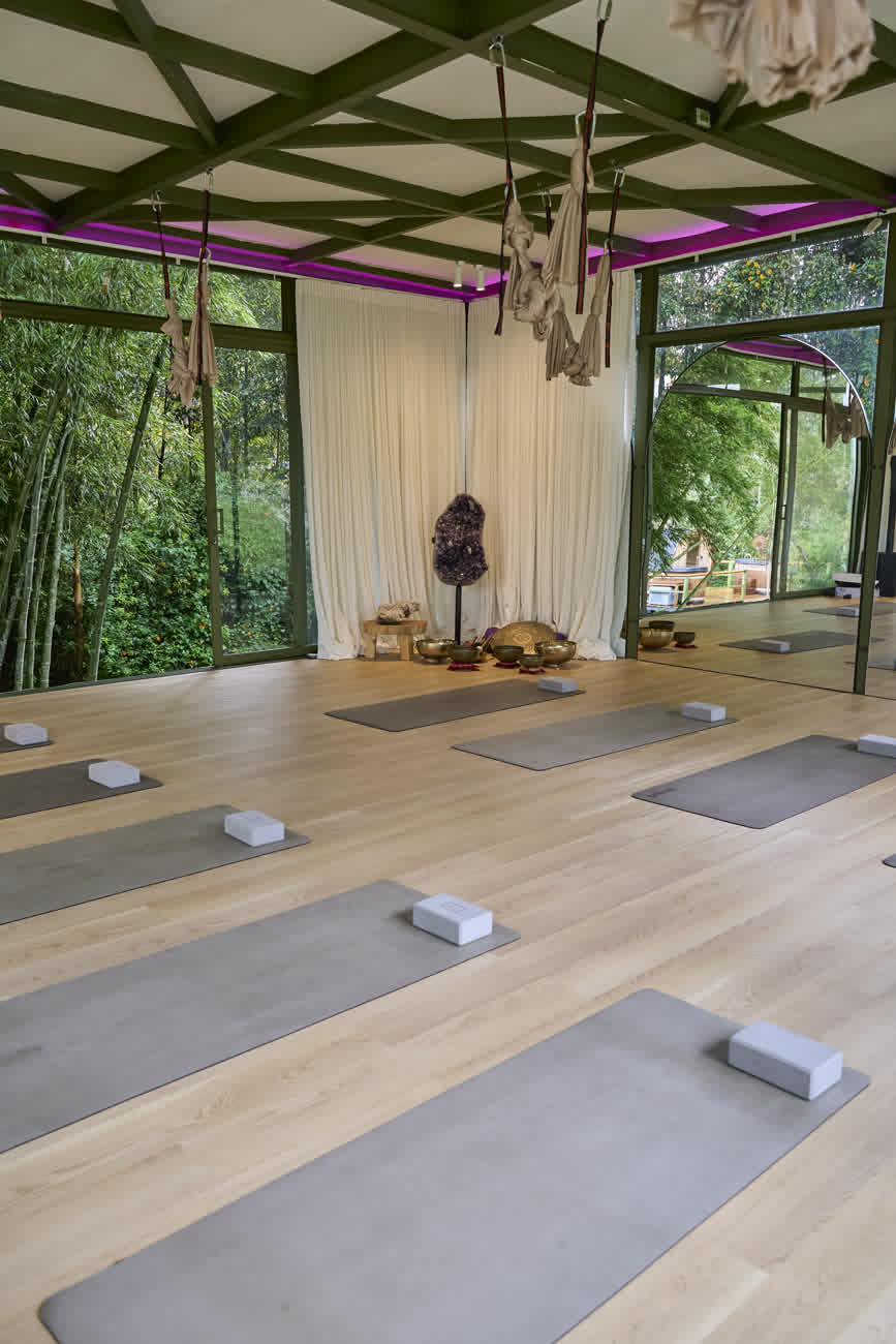 Sala de yoga preparada con mats, cuencos y geoda de amatista