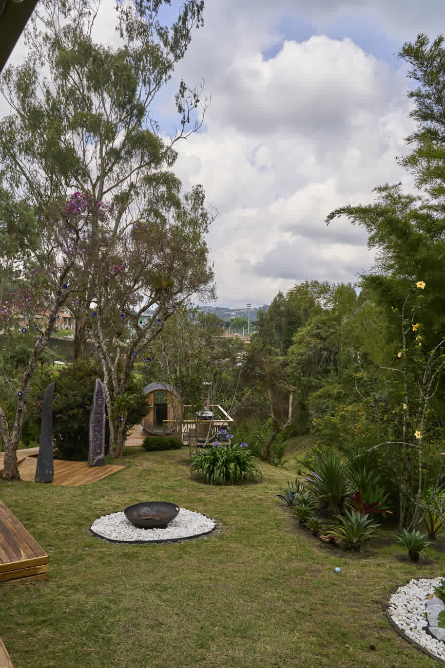 Jardín del estudio con sauna de barril y fogata