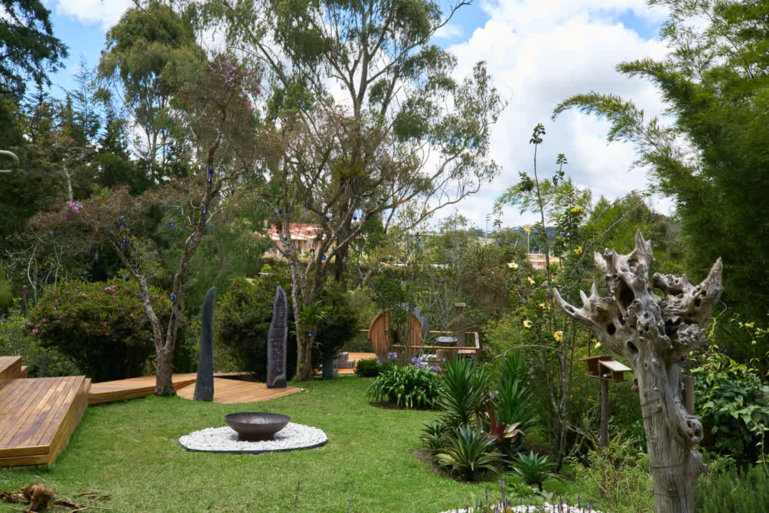 Jardín amplio con geodas de amatista y fogata